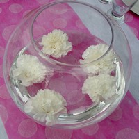 Bocal et fleurs de decoration de table bapteme.
